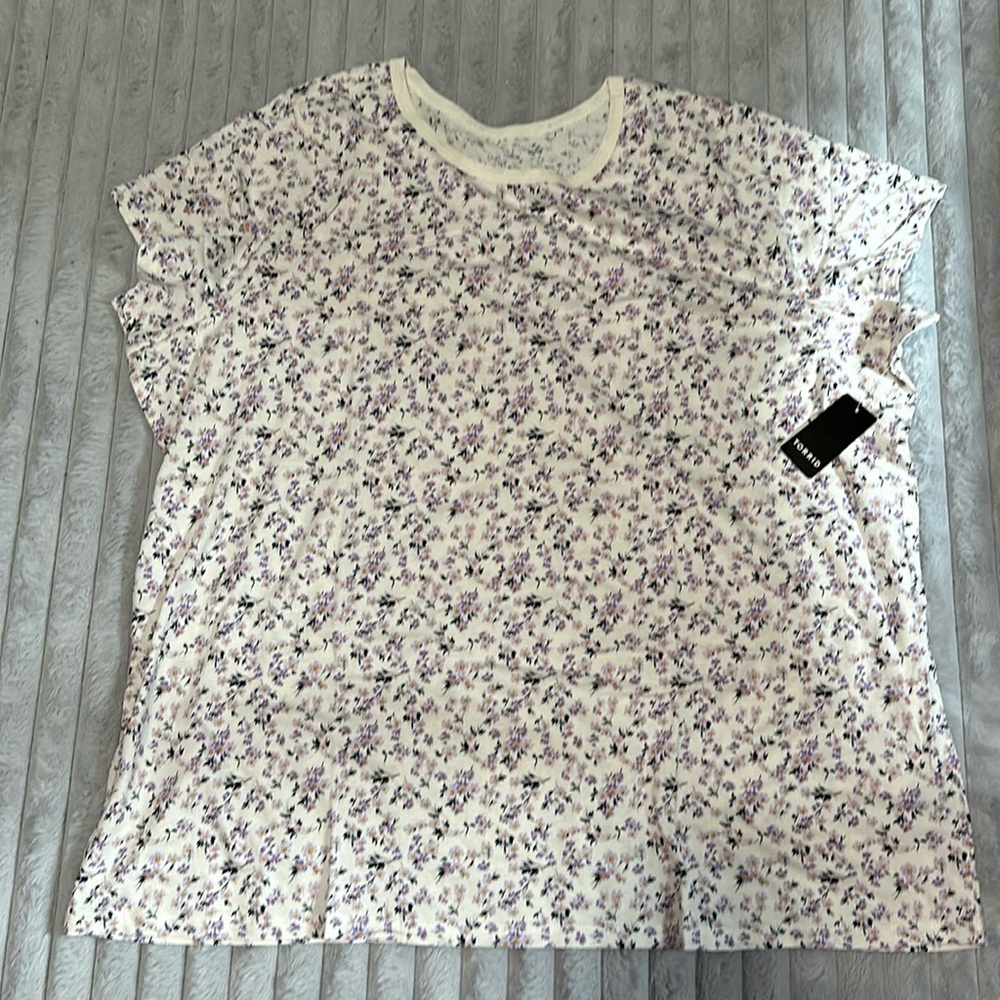 Torrid NWT size 4X short sleeve t-shirt